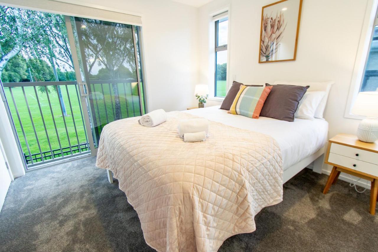 2 Bedrooms Overlooking Park - Exquisite Views Christchurch